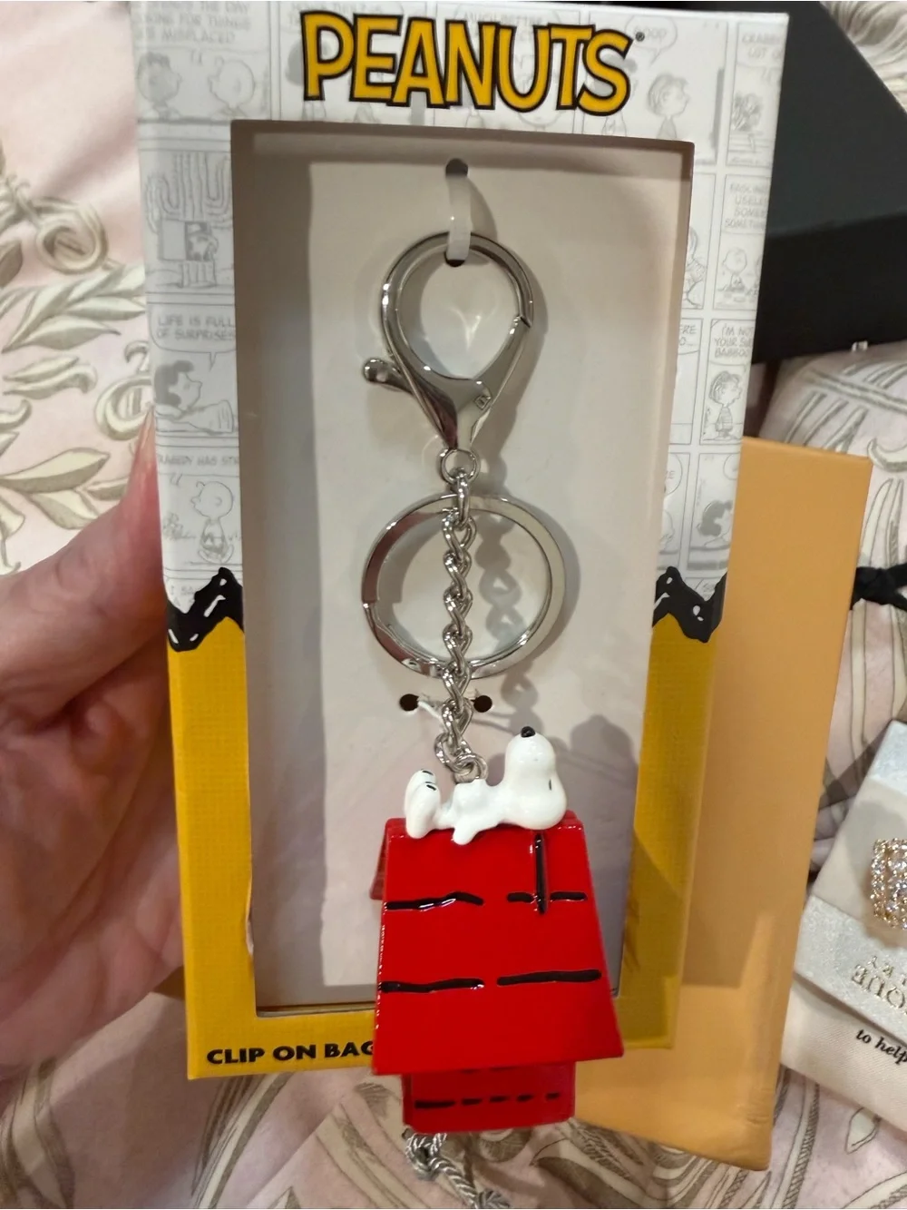 Peanuts Snoopy White on Red Doghouse Keychain - Picture 2 of 5